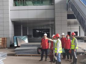 梅雨季，開展對(duì)鐵路義烏站綜合樞紐建筑工程安全隱患排查活動(dòng).jpg